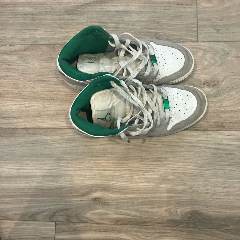 NIKE AIR JORDAN 1 MID SE GREY PINE GREEN  SNEAKERS SIZE 7Y - Picture 6 of 7